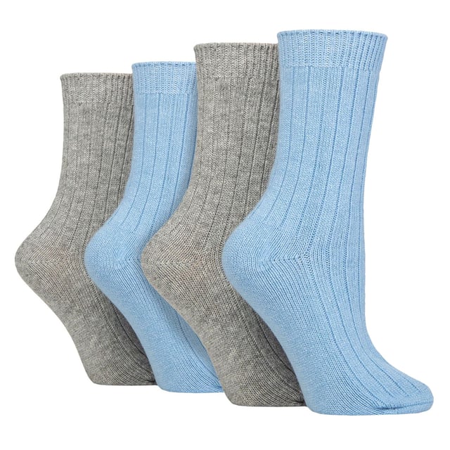 Wildfeet - Paquete múltiple de 4 pares de calcetines de cama para mujeres de cachemira: Estos calcetines de cachemira Wildfeet para mujeres son la definición de lujo y comodidad. Están fabricados con una mezcla de lana natural, viscosa y cachemira, y están diseñados para proporcionar calor y confort durante todo el día, ya sea que estés haciendo diligencias o relajándote en casa. Estos calcetines ofrecen el equilibrio perfecto entre lujo y practicidad gracias a su mezcla de lana, viscosa y cachemira. El material suave y cómodo proporciona calor e aislamiento para mantener tus pies abrigados en el clima frío, además de ser transpirable y de secado rápido. La combinación de fibras hace que estos calcetines sean más duraderos, asegurando un uso prolongado, mientras que la pierna acanalada mejora la comodidad. Este paquete de 4 pares de calcetines de cachemira Wildfeet viene en 2 cajas de regalo y está atractivamente envuelto con un lazo de cinta de satén, lo que los convierte en ideales para regalar a amigos o familiares. Wild Feet es una línea de calcetines que presenta diseños geniales, colores audaces y frases divertidas, desde pugs y pingüinos hasta leones y llamas. Hay 14 colores para elegir. Son de talla única para mujeres 4-8 UK, están hechos de 37% lana, 27% viscosa, 24% poliamida, 11% cachemira, 1% elastano y son lavables a máquina. Detalles adicionales del producto: Calcetines de cama Wildfeet para mujeres Mezcla de fibras de lana y cachemira 14 opciones de colores Geniales Hechos para relajarse Piernas acanaladas Paquete de valor de 4 pares Una gran idea de regalo El relleno ideal de medias Suaves y transpirables.