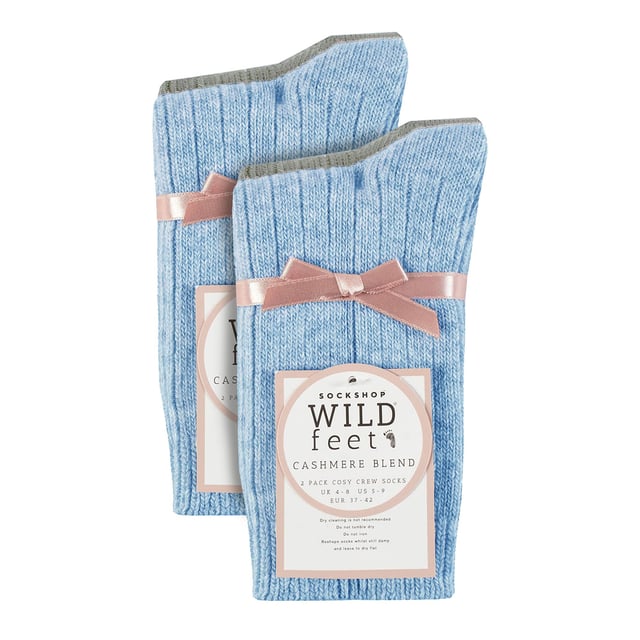 Wildfeet - Paquete múltiple de 4 pares de calcetines de cama para mujeres de cachemira: Estos calcetines de cachemira Wildfeet para mujeres son la definición de lujo y comodidad. Están fabricados con una mezcla de lana natural, viscosa y cachemira, y están diseñados para proporcionar calor y confort durante todo el día, ya sea que estés haciendo diligencias o relajándote en casa. Estos calcetines ofrecen el equilibrio perfecto entre lujo y practicidad gracias a su mezcla de lana, viscosa y cachemira. El material suave y cómodo proporciona calor e aislamiento para mantener tus pies abrigados en el clima frío, además de ser transpirable y de secado rápido. La combinación de fibras hace que estos calcetines sean más duraderos, asegurando un uso prolongado, mientras que la pierna acanalada mejora la comodidad. Este paquete de 4 pares de calcetines de cachemira Wildfeet viene en 2 cajas de regalo y está atractivamente envuelto con un lazo de cinta de satén, lo que los convierte en ideales para regalar a amigos o familiares. Wild Feet es una línea de calcetines que presenta diseños geniales, colores audaces y frases divertidas, desde pugs y pingüinos hasta leones y llamas. Hay 14 colores para elegir. Son de talla única para mujeres 4-8 UK, están hechos de 37% lana, 27% viscosa, 24% poliamida, 11% cachemira, 1% elastano y son lavables a máquina. Detalles adicionales del producto: Calcetines de cama Wildfeet para mujeres Mezcla de fibras de lana y cachemira 14 opciones de colores Geniales Hechos para relajarse Piernas acanaladas Paquete de valor de 4 pares Una gran idea de regalo El relleno ideal de medias Suaves y transpirables.