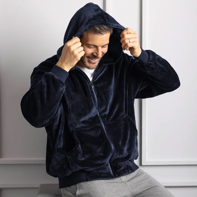 Heat Holders - Men's Snugover Jumper: Wrap yourself in warmth with the Heat Holders Men's Snugover Jumper – the ultimate cold-weather essential for staying cosy and comfortable. Designed with plush HeatWeaver thermal lining, this jumper delivers superior insulation while maintaining a soft, luxurious feel against the skin. Whether you're lounging at home or heading outdoors, this fleece-style pullover provides unbeatable comfort and warmth all day long. Featuring a relaxed fit with a half-zip front, the Snugover is easy to wear and layer. Its high neck design offers added protection from chilly winds, while the elasticated cuffs and hem help lock in heat. Available in classic Black and Navy, this jumper pairs effortlessly with your favourite winter trousers or joggers for a laid-back seasonal look. Choose from two size options – S/M and L/XL – for a fit that suits your shape. Ideal for cold nights, morning walks, or simply relaxing on the sofa, the Snugover combines practicality with plush thermal performance. Extra Product Details: Brand: Heat Holders Style: Snugover Jumper Sizes: S/M, L/XL Colours: Black, Navy Thermal HeatWeaver lining Half-zip front with high neck Elasticated cuffs and hem Super soft fleece fabric. A must-have thermal layer for anyone who values comfort, warmth, and effortless winter style.