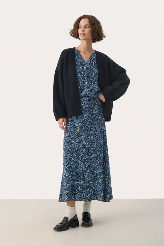 Relaxed fit,Lange Ärmel  Handwäsche, Nicht bleichen, Nicht im Trockner trocknen, Liegend trocken., Kalt bügeln max. 110° C, Trockenreinigung  36% Polyamid (Recycelt),36% Polyester (Recycelt),25% Wolle (zertifiziert),3% Elasthan