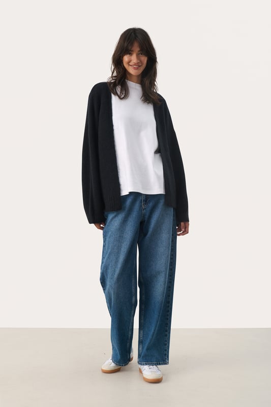 Relaxed fit,Lange Ärmel  Handwäsche, Nicht bleichen, Nicht im Trockner trocknen, Liegend trocken., Kalt bügeln max. 110° C, Trockenreinigung  36% Polyamid (Recycelt),36% Polyester (Recycelt),25% Wolle (zertifiziert),3% Elasthan