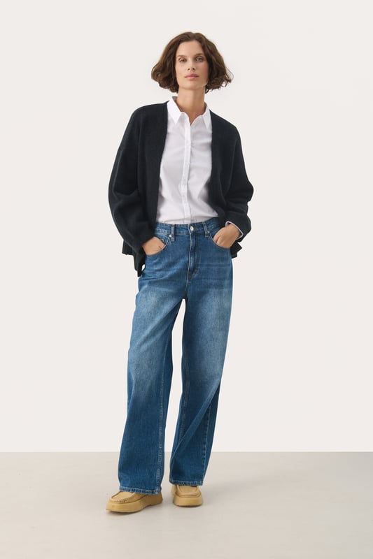 Relaxed fit,Lange Ärmel  Handwäsche, Nicht bleichen, Nicht im Trockner trocknen, Liegend trocken., Kalt bügeln max. 110° C, Trockenreinigung  36% Polyamid (Recycelt),36% Polyester (Recycelt),25% Wolle (zertifiziert),3% Elasthan