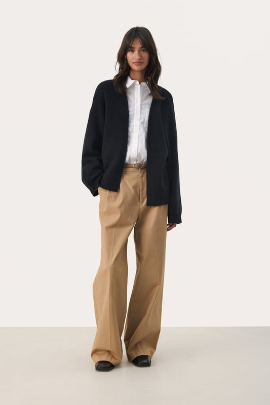 Relaxed fit,Lange Ärmel  Handwäsche, Nicht bleichen, Nicht im Trockner trocknen, Liegend trocken., Kalt bügeln max. 110° C, Trockenreinigung  36% Polyamid (Recycelt),36% Polyester (Recycelt),25% Wolle (zertifiziert),3% Elasthan