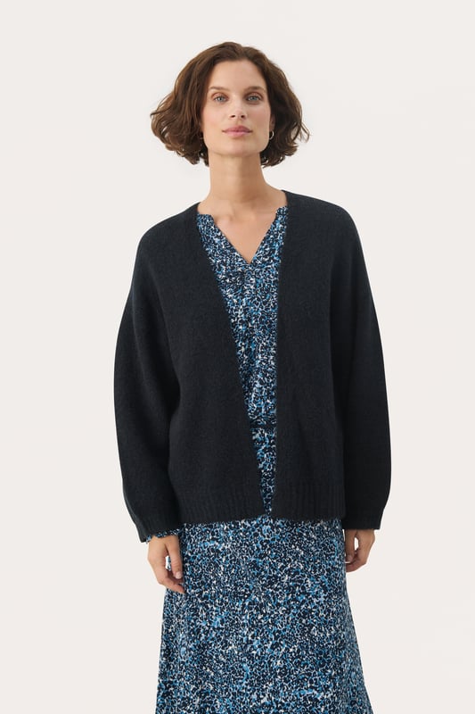 Relaxed fit,Lange Ärmel  Handwäsche, Nicht bleichen, Nicht im Trockner trocknen, Liegend trocken., Kalt bügeln max. 110° C, Trockenreinigung  36% Polyamid (Recycelt),36% Polyester (Recycelt),25% Wolle (zertifiziert),3% Elasthan