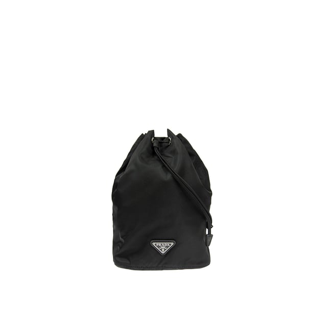 - Samenstelling: 100% nylon - Leren details - Breedte 10 cm - Sluiting met trekkoord - Lengte 19 cm - Hoogte 22 cm - Geëmailleerd metalen driehoeklogo aan de voorkant - Geen handvat - Geen schouderband - Gemaakt in Turkije - Geslacht: VROUWEN -