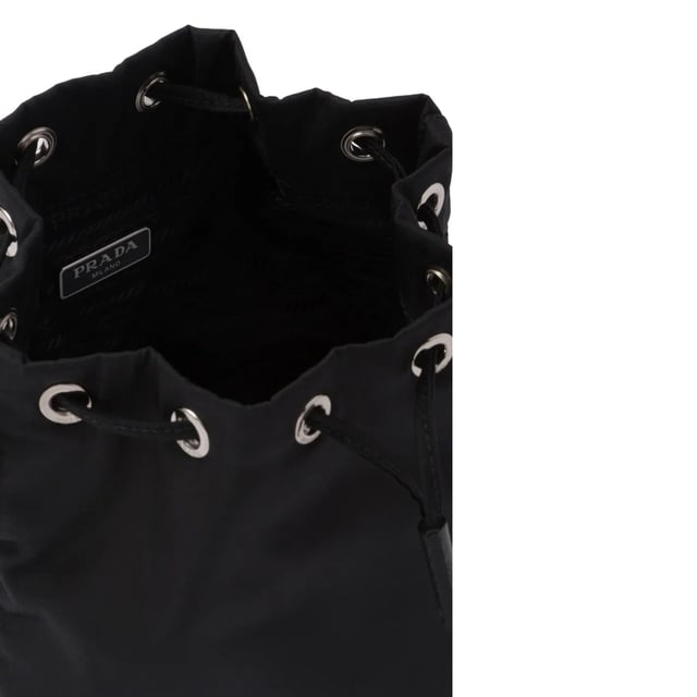 - Samenstelling: 100% nylon - Leren details - Breedte 10 cm - Sluiting met trekkoord - Lengte 19 cm - Hoogte 22 cm - Geëmailleerd metalen driehoeklogo aan de voorkant - Geen handvat - Geen schouderband - Gemaakt in Turkije - Geslacht: VROUWEN -