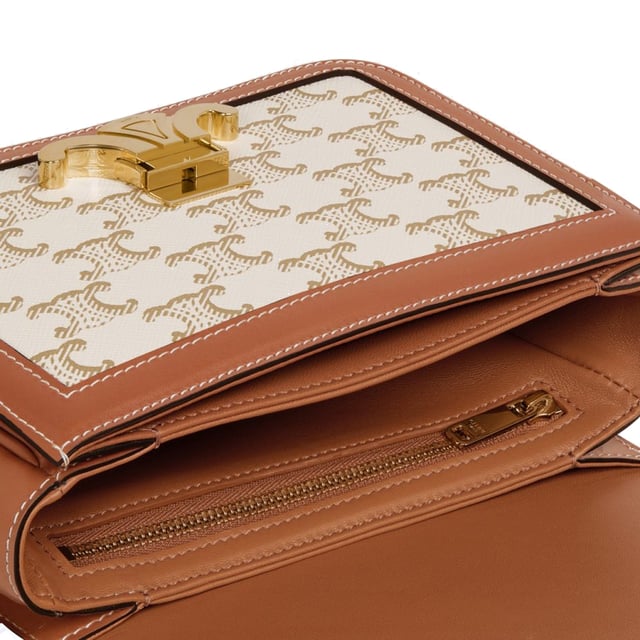 - Composición: 100% Lona - Forro: Piel de cordero - Detalle de piel - Estampado de logo por toda la prenda - Alto 13 cm - Ancho 7 cm - Tres compartimentos interiores - Largo 18 cm - Un bolsillo interior con cremallera - Un bolsillo interior plano - Cierre metálico Triomphe - Ajustable