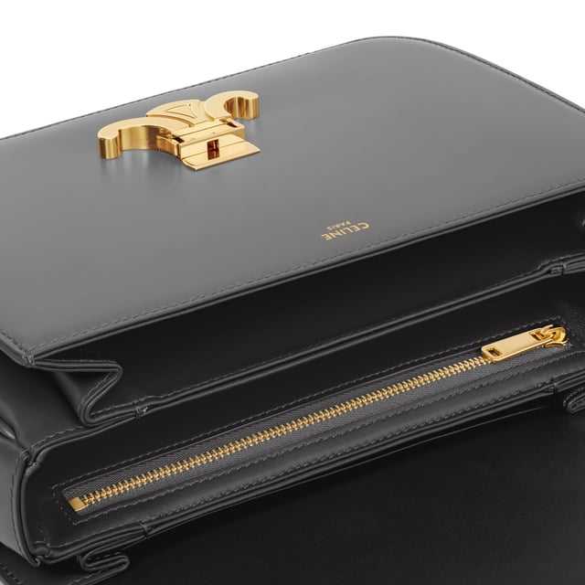 – Zusammensetzung: 100 % Kalbsleder – Futter: Leder – Eine Innentasche mit Reißverschluss – Verstellbarer Schultergurt – Breite 7 cm – Innentasche – Höhe 13 cm – Länge 18 cm – Goldfarbener Verschluss mit Triomphe-Logo – Hergestellt in Italien – Geschlecht: FRAUEN –