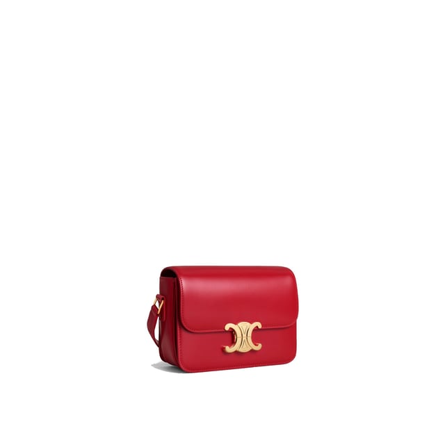 - Composición: 100% piel de becerro - Forro: Piel - Un bolsillo interior con cremallera - Bandolera ajustable - Ancho 7 cm - Bolsillo interior deslizante - Alto 13 cm - Largo 18 cm - Cierre con logo del triunfo en tono dorado - Hecho en Italia - Género: MUJER -