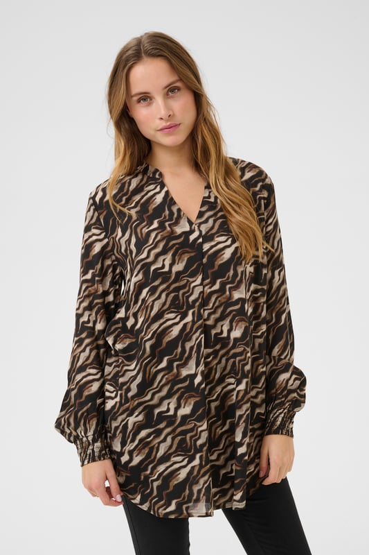 Casual fit,Mitte des Oberschenkels,Lange Ärmel  Schonwäsche 30°, Nicht bleichen, Nicht im Trockner trocknen, Liegend trocken im Schatten, Warm bügeln max. 150° C, Professionelle Reinigung.  100% Viskose (LENZING™ ECOVERO™)
