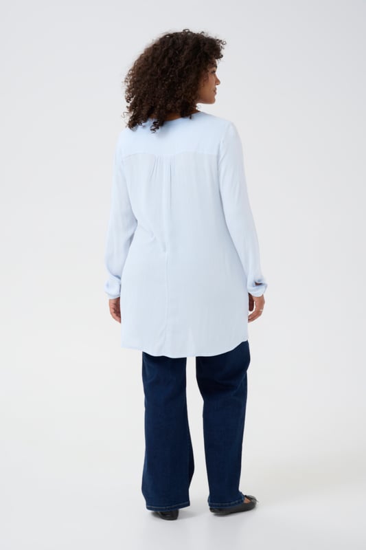 Regular fit,Lange Ärmel  Schonwäsche 30°, Nicht bleichen, Nicht im Trockner trocknen, Liegend trocken im Schatten, Kalt bügeln max. 110° C, Professionelle Reinigung.  100% Viskose (LENZING™ ECOVERO™)