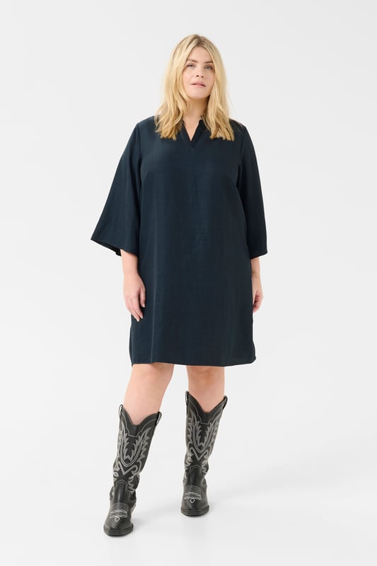 Regular fit,Knielänge,3/4 Ärmel  30° waschbar, Nicht bleichen, Nicht im Trockner trocknen, Tropnass aufhängen im Schatten, Warm bügeln max. 150° C, Trockenreinigung  100% Polyester