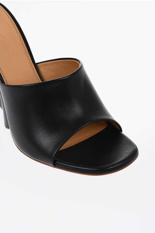 Mules JUG de punta abierta con cuña de 10 cm en color negro