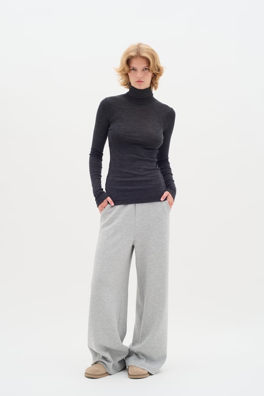 Slim fit,Lange mouwen  Fijne was 30°, niet bleken, niet in de droger drogen, Druipnat ophangen in de schaduw, koud strijken max. 110° C, Niet droog reinigen  100% Wol