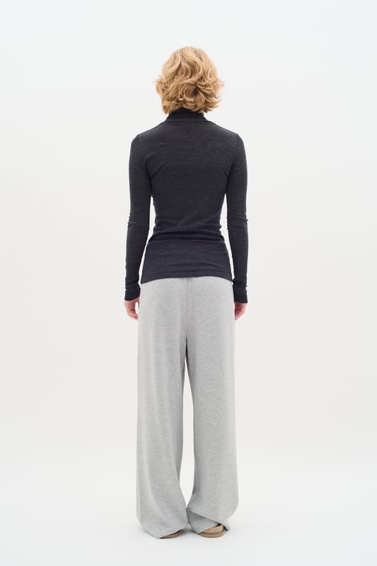 Slim fit,Lange mouwen  Fijne was 30°, niet bleken, niet in de droger drogen, Druipnat ophangen in de schaduw, koud strijken max. 110° C, Niet droog reinigen  100% Wol