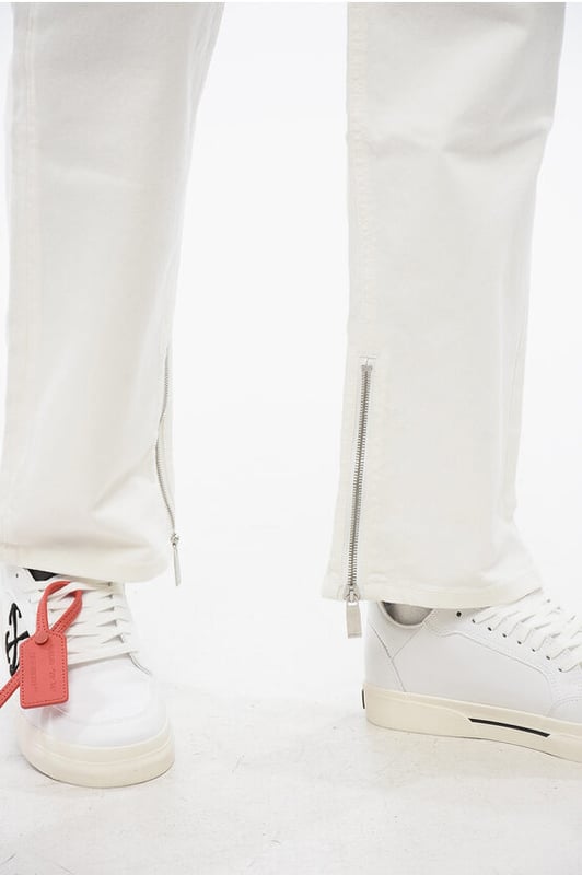 Denim Rules, Lätttvättad, Vit, Stretchdenim, 5 fickor, Denimbomull, Knappar, Logotyp, Broderi, Dragkedja i ankeln, Bälteshällor, Tillverkad i Italien, Vår-Sommar, Ankellängd: 20 cm