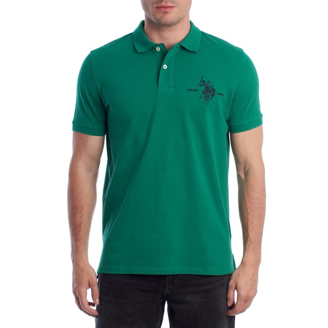 Men's Short Sleeve Polo Shirt US41197049 Inspired by the brand's sporting heritage, this US Polo Assn. polo offers a perfect blend of tradition and modernity. Designed for the man who values authenticity, its impeccable cut and embroidered details make it a contemporary wardrobe staple.
Details:
- Classic polo-style collar with two-button placket.
- Short sleeves.
- Tricolor trim detail on the inside of the neck.
- US Polo Assn. logo embroidered on the chest with “Since 1890” inscription.
- Regular cut that guarantees comfort and freedom of movement.
- High quality breathable piqué fabric.
At US Polo Assn., every garment tells a story of authenticity, tradition, and sporty style. This men's polo shirt isn't just a staple: it represents the official heritage of the sport of polo and reflects our passion for quality, design, and casual elegance. Dress with identity, dress with history.
Composition: 100% Cotton
Care:
Machine wash cold (max. 30°C).
Do not use bleach.
Iron at low temperature if necessary.
Air dry, avoid dryer.