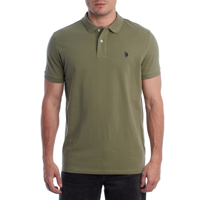 Inspirado en la herencia deportiva de la marca, este polo U.S. Polo Assn. ofrece una combinación perfecta de tradición y modernidad. Diseñado para el hombre que valora la autenticidad, su corte impecable y sus detalles bordados lo convierten en una prenda esencial del armario contemporáneo.

Detalles:
- Cuello clásico tipo polo con tapeta de dos botones.
- Mangas cortas.
- Detalle de ribete en el interior del cuello.
- Logo U.S. Polo Assn. bordado en el pecho.
- Corte regular que garantiza comodidad y libertad de movimiento.
- Tejido de piqué transpirable de alta calidad.

En U.S. Polo Assn., cada prenda cuenta una historia de autenticidad, tradición y estilo deportivo. Este polo hombre no es solo una prenda básica: representa el legado oficial del deporte del polo y refleja nuestra pasión por la calidad, el diseño y la elegancia casual. Viste con identidad, viste con historia.
 Composición: 100% Algodón
 Cuidados:
Lavar a máquina en frío (máx. 30 °C).
No usar lejía.
Planchar a temperatura baja si es necesario.
Secar al aire, evitar secadora.