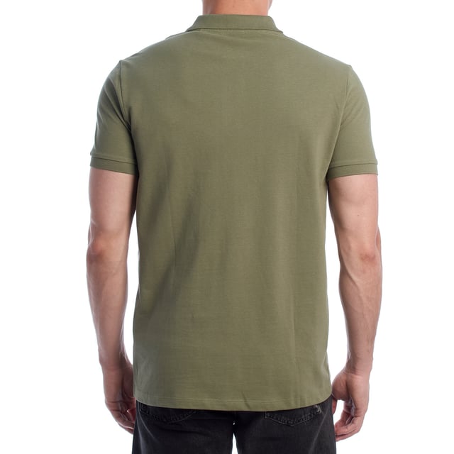 Inspirado en la herencia deportiva de la marca, este polo U.S. Polo Assn. ofrece una combinación perfecta de tradición y modernidad. Diseñado para el hombre que valora la autenticidad, su corte impecable y sus detalles bordados lo convierten en una prenda esencial del armario contemporáneo.

Detalles:
- Cuello clásico tipo polo con tapeta de dos botones.
- Mangas cortas.
- Detalle de ribete en el interior del cuello.
- Logo U.S. Polo Assn. bordado en el pecho.
- Corte regular que garantiza comodidad y libertad de movimiento.
- Tejido de piqué transpirable de alta calidad.

En U.S. Polo Assn., cada prenda cuenta una historia de autenticidad, tradición y estilo deportivo. Este polo hombre no es solo una prenda básica: representa el legado oficial del deporte del polo y refleja nuestra pasión por la calidad, el diseño y la elegancia casual. Viste con identidad, viste con historia.
 Composición: 100% Algodón
 Cuidados:
Lavar a máquina en frío (máx. 30 °C).
No usar lejía.
Planchar a temperatura baja si es necesario.
Secar al aire, evitar secadora.