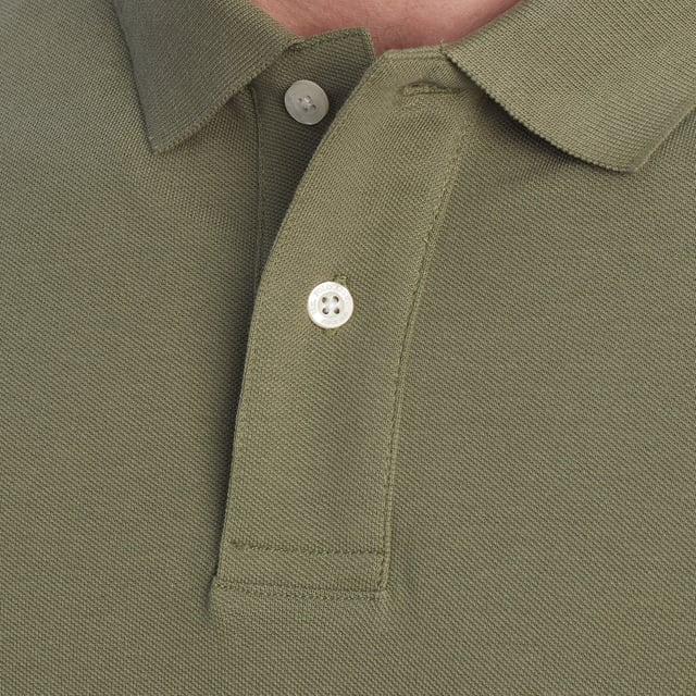 Inspirado en la herencia deportiva de la marca, este polo U.S. Polo Assn. ofrece una combinación perfecta de tradición y modernidad. Diseñado para el hombre que valora la autenticidad, su corte impecable y sus detalles bordados lo convierten en una prenda esencial del armario contemporáneo.

Detalles:
- Cuello clásico tipo polo con tapeta de dos botones.
- Mangas cortas.
- Detalle de ribete en el interior del cuello.
- Logo U.S. Polo Assn. bordado en el pecho.
- Corte regular que garantiza comodidad y libertad de movimiento.
- Tejido de piqué transpirable de alta calidad.

En U.S. Polo Assn., cada prenda cuenta una historia de autenticidad, tradición y estilo deportivo. Este polo hombre no es solo una prenda básica: representa el legado oficial del deporte del polo y refleja nuestra pasión por la calidad, el diseño y la elegancia casual. Viste con identidad, viste con historia.
 Composición: 100% Algodón
 Cuidados:
Lavar a máquina en frío (máx. 30 °C).
No usar lejía.
Planchar a temperatura baja si es necesario.
Secar al aire, evitar secadora.