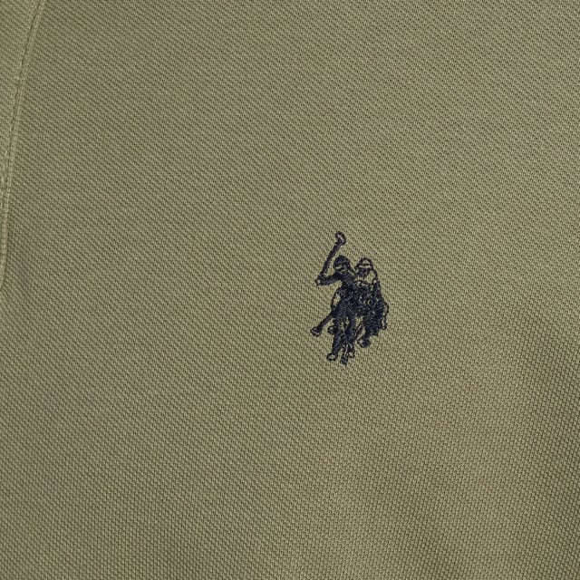 Inspirado en la herencia deportiva de la marca, este polo U.S. Polo Assn. ofrece una combinación perfecta de tradición y modernidad. Diseñado para el hombre que valora la autenticidad, su corte impecable y sus detalles bordados lo convierten en una prenda esencial del armario contemporáneo.

Detalles:
- Cuello clásico tipo polo con tapeta de dos botones.
- Mangas cortas.
- Detalle de ribete en el interior del cuello.
- Logo U.S. Polo Assn. bordado en el pecho.
- Corte regular que garantiza comodidad y libertad de movimiento.
- Tejido de piqué transpirable de alta calidad.

En U.S. Polo Assn., cada prenda cuenta una historia de autenticidad, tradición y estilo deportivo. Este polo hombre no es solo una prenda básica: representa el legado oficial del deporte del polo y refleja nuestra pasión por la calidad, el diseño y la elegancia casual. Viste con identidad, viste con historia.
 Composición: 100% Algodón
 Cuidados:
Lavar a máquina en frío (máx. 30 °C).
No usar lejía.
Planchar a temperatura baja si es necesario.
Secar al aire, evitar secadora.