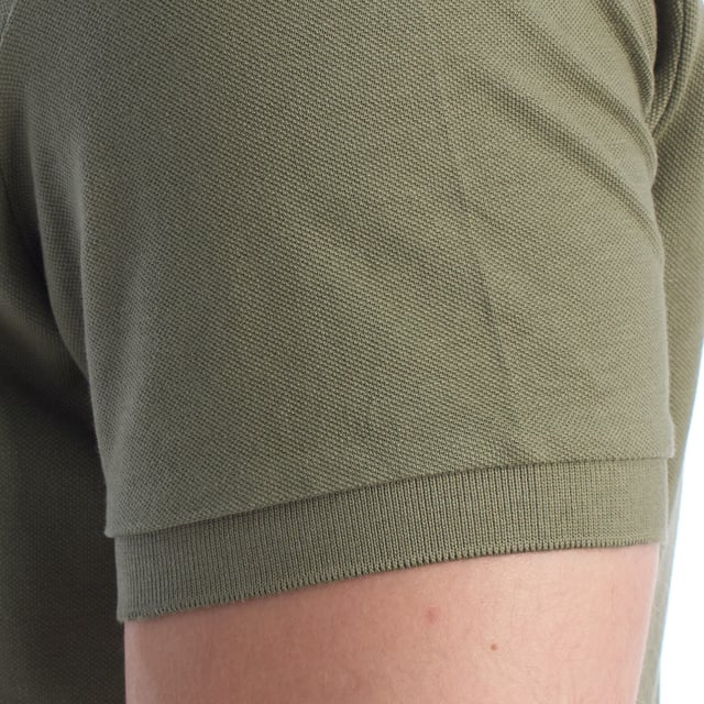 Inspirado en la herencia deportiva de la marca, este polo U.S. Polo Assn. ofrece una combinación perfecta de tradición y modernidad. Diseñado para el hombre que valora la autenticidad, su corte impecable y sus detalles bordados lo convierten en una prenda esencial del armario contemporáneo.

Detalles:
- Cuello clásico tipo polo con tapeta de dos botones.
- Mangas cortas.
- Detalle de ribete en el interior del cuello.
- Logo U.S. Polo Assn. bordado en el pecho.
- Corte regular que garantiza comodidad y libertad de movimiento.
- Tejido de piqué transpirable de alta calidad.

En U.S. Polo Assn., cada prenda cuenta una historia de autenticidad, tradición y estilo deportivo. Este polo hombre no es solo una prenda básica: representa el legado oficial del deporte del polo y refleja nuestra pasión por la calidad, el diseño y la elegancia casual. Viste con identidad, viste con historia.
 Composición: 100% Algodón
 Cuidados:
Lavar a máquina en frío (máx. 30 °C).
No usar lejía.
Planchar a temperatura baja si es necesario.
Secar al aire, evitar secadora.