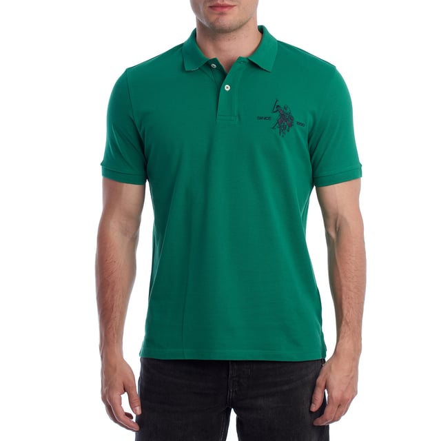 Inspirado en la herencia deportiva de la marca, este polo U.S. Polo Assn. ofrece una combinación perfecta de tradición y modernidad. Diseñado para el hombre que valora la autenticidad, su corte impecable y sus detalles bordados lo convierten en una prenda esencial del armario contemporáneo.

Detalles:
- Cuello clásico tipo polo con tapeta de dos botones.
- Mangas cortas.
- Detalle de ribete tricolor en el interior del cuello.
- Logo U.S. Polo Assn. bordado en el pecho con inscripción “Since 1890”.
- Corte regular que garantiza comodidad y libertad de movimiento.
- Tejido de piqué transpirable de alta calidad.

En U.S. Polo Assn., cada prenda cuenta una historia de autenticidad, tradición y estilo deportivo. Este polo hombre no es solo una prenda básica: representa el legado oficial del deporte del polo y refleja nuestra pasión por la calidad, el diseño y la elegancia casual. Viste con identidad, viste con historia.
 Composición: 100% Algodón
 Cuidados:
Lavar a máquina en frío (máx. 30 °C).
No usar lejía.
Planchar a temperatura baja si es necesario.
Secar al aire, evitar secadora.