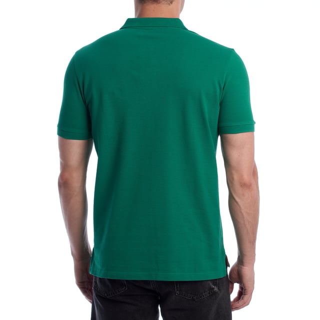 Inspirado en la herencia deportiva de la marca, este polo U.S. Polo Assn. ofrece una combinación perfecta de tradición y modernidad. Diseñado para el hombre que valora la autenticidad, su corte impecable y sus detalles bordados lo convierten en una prenda esencial del armario contemporáneo.

Detalles:
- Cuello clásico tipo polo con tapeta de dos botones.
- Mangas cortas.
- Detalle de ribete tricolor en el interior del cuello.
- Logo U.S. Polo Assn. bordado en el pecho con inscripción “Since 1890”.
- Corte regular que garantiza comodidad y libertad de movimiento.
- Tejido de piqué transpirable de alta calidad.

En U.S. Polo Assn., cada prenda cuenta una historia de autenticidad, tradición y estilo deportivo. Este polo hombre no es solo una prenda básica: representa el legado oficial del deporte del polo y refleja nuestra pasión por la calidad, el diseño y la elegancia casual. Viste con identidad, viste con historia.
 Composición: 100% Algodón
 Cuidados:
Lavar a máquina en frío (máx. 30 °C).
No usar lejía.
Planchar a temperatura baja si es necesario.
Secar al aire, evitar secadora.