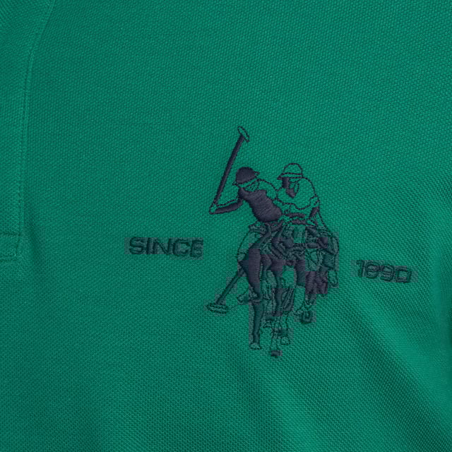 Inspirado en la herencia deportiva de la marca, este polo U.S. Polo Assn. ofrece una combinación perfecta de tradición y modernidad. Diseñado para el hombre que valora la autenticidad, su corte impecable y sus detalles bordados lo convierten en una prenda esencial del armario contemporáneo.

Detalles:
- Cuello clásico tipo polo con tapeta de dos botones.
- Mangas cortas.
- Detalle de ribete tricolor en el interior del cuello.
- Logo U.S. Polo Assn. bordado en el pecho con inscripción “Since 1890”.
- Corte regular que garantiza comodidad y libertad de movimiento.
- Tejido de piqué transpirable de alta calidad.

En U.S. Polo Assn., cada prenda cuenta una historia de autenticidad, tradición y estilo deportivo. Este polo hombre no es solo una prenda básica: representa el legado oficial del deporte del polo y refleja nuestra pasión por la calidad, el diseño y la elegancia casual. Viste con identidad, viste con historia.
 Composición: 100% Algodón
 Cuidados:
Lavar a máquina en frío (máx. 30 °C).
No usar lejía.
Planchar a temperatura baja si es necesario.
Secar al aire, evitar secadora.