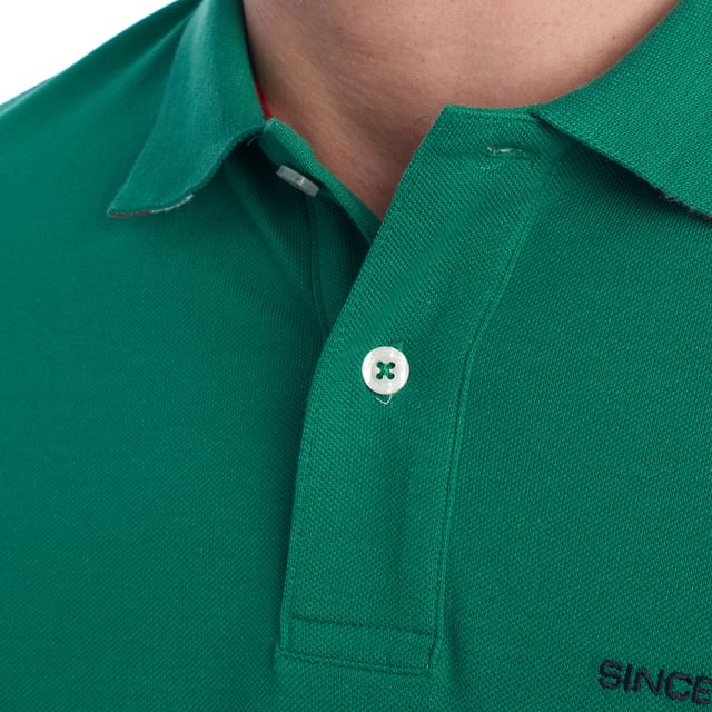 Inspirado en la herencia deportiva de la marca, este polo U.S. Polo Assn. ofrece una combinación perfecta de tradición y modernidad. Diseñado para el hombre que valora la autenticidad, su corte impecable y sus detalles bordados lo convierten en una prenda esencial del armario contemporáneo.

Detalles:
- Cuello clásico tipo polo con tapeta de dos botones.
- Mangas cortas.
- Detalle de ribete tricolor en el interior del cuello.
- Logo U.S. Polo Assn. bordado en el pecho con inscripción “Since 1890”.
- Corte regular que garantiza comodidad y libertad de movimiento.
- Tejido de piqué transpirable de alta calidad.

En U.S. Polo Assn., cada prenda cuenta una historia de autenticidad, tradición y estilo deportivo. Este polo hombre no es solo una prenda básica: representa el legado oficial del deporte del polo y refleja nuestra pasión por la calidad, el diseño y la elegancia casual. Viste con identidad, viste con historia.
 Composición: 100% Algodón
 Cuidados:
Lavar a máquina en frío (máx. 30 °C).
No usar lejía.
Planchar a temperatura baja si es necesario.
Secar al aire, evitar secadora.