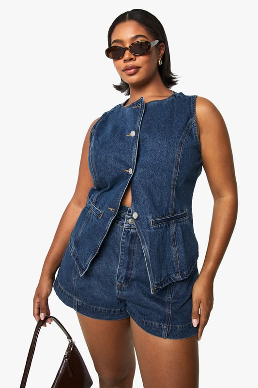 Sleeveless denim waistcoat with round neckline and button-through front closure
        Structured silhouette with flattering seam detailing for a defined shape
        Practical front patch pockets perfect for small essentials
        Versatile layering piece available in plus sizes for inclusive styling
        Classic denim construction offering durability and timeless appeal
    
    This Boohoo Plus lange Denim-Weste brings contemporary edge to your casual wardrobe. The structured waistcoat design creates a flattering silhouette whilst the button-through front allows for versatile styling-wear fully fastened for a polished look or open for a more relaxed vibe. Style with matching denim shorts as shown for a coordinated ensemble, or pair with wide-leg trousers and trainers for weekend brunches. For transitional weather, layer over a fitted long-sleeve top or crisp white shirt. The practical patch pockets add functionality without compromising on style. Perfect for family gatherings, casual outings or festival season, this denim waistcoat works brilliantly with statement sunglasses and a compact handbag to complete your look. A true wardrobe staple that offers endless styling possibilities throughout the seasons.