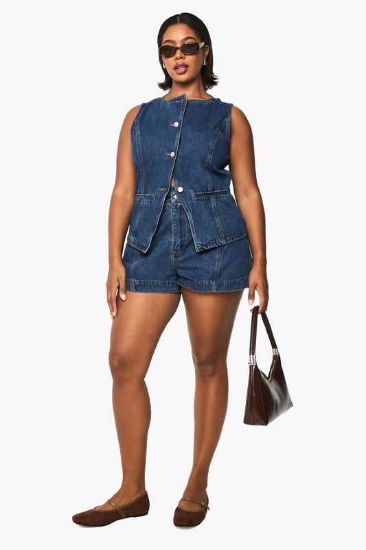 Sleeveless denim waistcoat with round neckline and button-through front closure
        Structured silhouette with flattering seam detailing for a defined shape
        Practical front patch pockets perfect for small essentials
        Versatile layering piece available in plus sizes for inclusive styling
        Classic denim construction offering durability and timeless appeal
    
    This Boohoo Plus lange Denim-Weste brings contemporary edge to your casual wardrobe. The structured waistcoat design creates a flattering silhouette whilst the button-through front allows for versatile styling-wear fully fastened for a polished look or open for a more relaxed vibe. Style with matching denim shorts as shown for a coordinated ensemble, or pair with wide-leg trousers and trainers for weekend brunches. For transitional weather, layer over a fitted long-sleeve top or crisp white shirt. The practical patch pockets add functionality without compromising on style. Perfect for family gatherings, casual outings or festival season, this denim waistcoat works brilliantly with statement sunglasses and a compact handbag to complete your look. A true wardrobe staple that offers endless styling possibilities throughout the seasons.