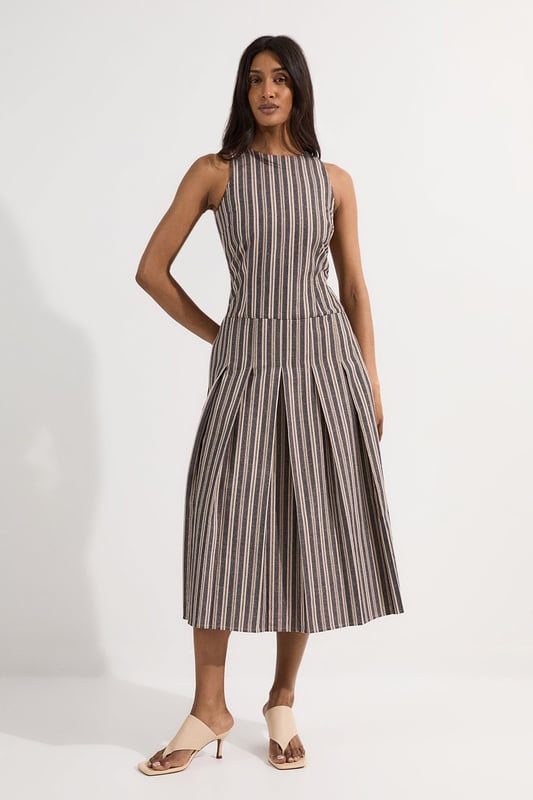 Tailored Stripe Linen Sleeveless Full Skirt Midi Dress This Karen Millen tailored midi dress combines timeless stripes with contemporary design for versatile daywear. The structured bodice flows into a beautifully pleated full skirt, creating a feminine silhouette that's both comfortable and sophisticated. Style with flat leather sandals as shown for casual family gatherings or weekend brunches. For garden parties, pair with espadrille wedges and a woven clutch. The cotton-linen blend fabric offers breathability and a natural texture perfect for warmer months. This dress transitions effortlessly from day to evening, simply swap your casual footwear for block heels and add delicate gold jewellery to complement the dress's hardware detailing. A lightweight cardigan makes this piece suitable for cooler summer evenings. Sleeveless midi dress with elegant vertical stripe pattern Sophisticated V-neckline for a flattering silhouette Full skirt design with structured pleating for graceful movement Tailored fit through bodice with defined waistline Decorative gold-tone buckle detail adds a refined finishing touch