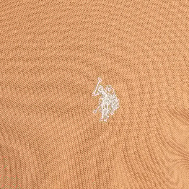 Inspired by the brand's sporting heritage, this US Polo Assn. polo offers a perfect blend of tradition and modernity. Designed for the man who values authenticity, its impeccable cut and embroidered details make it a contemporary wardrobe staple.

 Details:
 - Classic polo-style collar with two-button placket.
 - Short sleeves.
 - Piping detail on the inside of the neck.
 - US Polo Assn. logo embroidered on the chest.
 - Regular cut that guarantees comfort and freedom of movement.
 - High quality breathable piqué fabric.

 At US Polo Assn., every garment tells a story of authenticity, tradition, and sporty style. This men's polo shirt isn't just a staple: it represents the official heritage of the sport of polo and reflects our passion for quality, design, and casual elegance. Dress with identity, dress with history.
 Composition: 100% Cotton
 Care:
Machine wash cold (max. 30°C).
 Do not use bleach.
 Iron at low temperature if necessary.
 Air dry, avoid dryer.