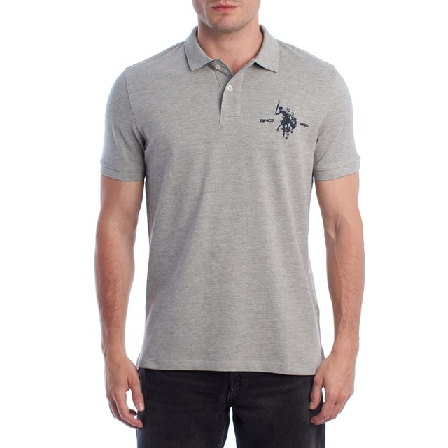 Inspirado en la herencia deportiva de la marca, este polo U.S. Polo Assn. ofrece una combinación perfecta de tradición y modernidad. Diseñado para el hombre que valora la autenticidad, su corte impecable y sus detalles bordados lo convierten en una prenda esencial del armario contemporáneo.

Detalles:
- Cuello clásico tipo polo con tapeta de dos botones.
- Mangas cortas.
- Detalle de ribete tricolor en el interior del cuello.
- Logo U.S. Polo Assn. bordado en el pecho con inscripción “Since 1890”.
- Corte regular que garantiza comodidad y libertad de movimiento.
- Tejido de piqué transpirable de alta calidad.

En U.S. Polo Assn., cada prenda cuenta una historia de autenticidad, tradición y estilo deportivo. Este polo hombre no es solo una prenda básica: representa el legado oficial del deporte del polo y refleja nuestra pasión por la calidad, el diseño y la elegancia casual. Viste con identidad, viste con historia.
 Composición: 100% Algodón
 Cuidados:
Lavar a máquina en frío (máx. 30 °C).
No usar lejía.
Planchar a temperatura baja si es necesario.
Secar al aire, evitar secadora.