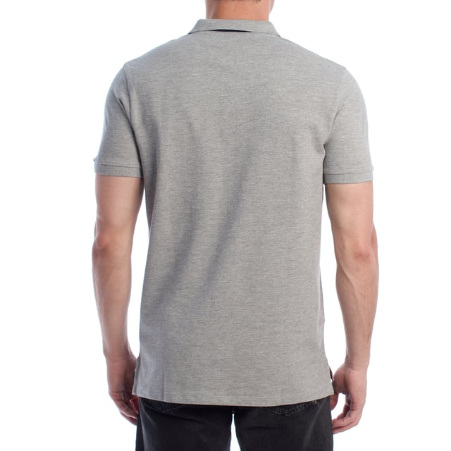 Inspirado en la herencia deportiva de la marca, este polo U.S. Polo Assn. ofrece una combinación perfecta de tradición y modernidad. Diseñado para el hombre que valora la autenticidad, su corte impecable y sus detalles bordados lo convierten en una prenda esencial del armario contemporáneo.

Detalles:
- Cuello clásico tipo polo con tapeta de dos botones.
- Mangas cortas.
- Detalle de ribete tricolor en el interior del cuello.
- Logo U.S. Polo Assn. bordado en el pecho con inscripción “Since 1890”.
- Corte regular que garantiza comodidad y libertad de movimiento.
- Tejido de piqué transpirable de alta calidad.

En U.S. Polo Assn., cada prenda cuenta una historia de autenticidad, tradición y estilo deportivo. Este polo hombre no es solo una prenda básica: representa el legado oficial del deporte del polo y refleja nuestra pasión por la calidad, el diseño y la elegancia casual. Viste con identidad, viste con historia.
 Composición: 100% Algodón
 Cuidados:
Lavar a máquina en frío (máx. 30 °C).
No usar lejía.
Planchar a temperatura baja si es necesario.
Secar al aire, evitar secadora.