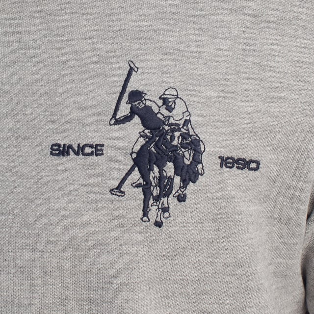 Inspirado en la herencia deportiva de la marca, este polo U.S. Polo Assn. ofrece una combinación perfecta de tradición y modernidad. Diseñado para el hombre que valora la autenticidad, su corte impecable y sus detalles bordados lo convierten en una prenda esencial del armario contemporáneo.

Detalles:
- Cuello clásico tipo polo con tapeta de dos botones.
- Mangas cortas.
- Detalle de ribete tricolor en el interior del cuello.
- Logo U.S. Polo Assn. bordado en el pecho con inscripción “Since 1890”.
- Corte regular que garantiza comodidad y libertad de movimiento.
- Tejido de piqué transpirable de alta calidad.

En U.S. Polo Assn., cada prenda cuenta una historia de autenticidad, tradición y estilo deportivo. Este polo hombre no es solo una prenda básica: representa el legado oficial del deporte del polo y refleja nuestra pasión por la calidad, el diseño y la elegancia casual. Viste con identidad, viste con historia.
 Composición: 100% Algodón
 Cuidados:
Lavar a máquina en frío (máx. 30 °C).
No usar lejía.
Planchar a temperatura baja si es necesario.
Secar al aire, evitar secadora.