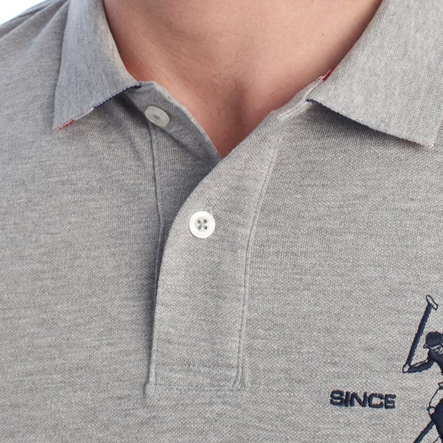 Inspirado en la herencia deportiva de la marca, este polo U.S. Polo Assn. ofrece una combinación perfecta de tradición y modernidad. Diseñado para el hombre que valora la autenticidad, su corte impecable y sus detalles bordados lo convierten en una prenda esencial del armario contemporáneo.

Detalles:
- Cuello clásico tipo polo con tapeta de dos botones.
- Mangas cortas.
- Detalle de ribete tricolor en el interior del cuello.
- Logo U.S. Polo Assn. bordado en el pecho con inscripción “Since 1890”.
- Corte regular que garantiza comodidad y libertad de movimiento.
- Tejido de piqué transpirable de alta calidad.

En U.S. Polo Assn., cada prenda cuenta una historia de autenticidad, tradición y estilo deportivo. Este polo hombre no es solo una prenda básica: representa el legado oficial del deporte del polo y refleja nuestra pasión por la calidad, el diseño y la elegancia casual. Viste con identidad, viste con historia.
 Composición: 100% Algodón
 Cuidados:
Lavar a máquina en frío (máx. 30 °C).
No usar lejía.
Planchar a temperatura baja si es necesario.
Secar al aire, evitar secadora.