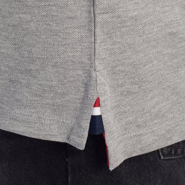 Inspirado en la herencia deportiva de la marca, este polo U.S. Polo Assn. ofrece una combinación perfecta de tradición y modernidad. Diseñado para el hombre que valora la autenticidad, su corte impecable y sus detalles bordados lo convierten en una prenda esencial del armario contemporáneo.

Detalles:
- Cuello clásico tipo polo con tapeta de dos botones.
- Mangas cortas.
- Detalle de ribete tricolor en el interior del cuello.
- Logo U.S. Polo Assn. bordado en el pecho con inscripción “Since 1890”.
- Corte regular que garantiza comodidad y libertad de movimiento.
- Tejido de piqué transpirable de alta calidad.

En U.S. Polo Assn., cada prenda cuenta una historia de autenticidad, tradición y estilo deportivo. Este polo hombre no es solo una prenda básica: representa el legado oficial del deporte del polo y refleja nuestra pasión por la calidad, el diseño y la elegancia casual. Viste con identidad, viste con historia.
 Composición: 100% Algodón
 Cuidados:
Lavar a máquina en frío (máx. 30 °C).
No usar lejía.
Planchar a temperatura baja si es necesario.
Secar al aire, evitar secadora.