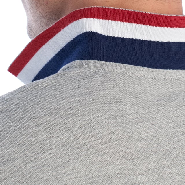 Inspirado en la herencia deportiva de la marca, este polo U.S. Polo Assn. ofrece una combinación perfecta de tradición y modernidad. Diseñado para el hombre que valora la autenticidad, su corte impecable y sus detalles bordados lo convierten en una prenda esencial del armario contemporáneo.

Detalles:
- Cuello clásico tipo polo con tapeta de dos botones.
- Mangas cortas.
- Detalle de ribete tricolor en el interior del cuello.
- Logo U.S. Polo Assn. bordado en el pecho con inscripción “Since 1890”.
- Corte regular que garantiza comodidad y libertad de movimiento.
- Tejido de piqué transpirable de alta calidad.

En U.S. Polo Assn., cada prenda cuenta una historia de autenticidad, tradición y estilo deportivo. Este polo hombre no es solo una prenda básica: representa el legado oficial del deporte del polo y refleja nuestra pasión por la calidad, el diseño y la elegancia casual. Viste con identidad, viste con historia.
 Composición: 100% Algodón
 Cuidados:
Lavar a máquina en frío (máx. 30 °C).
No usar lejía.
Planchar a temperatura baja si es necesario.
Secar al aire, evitar secadora.