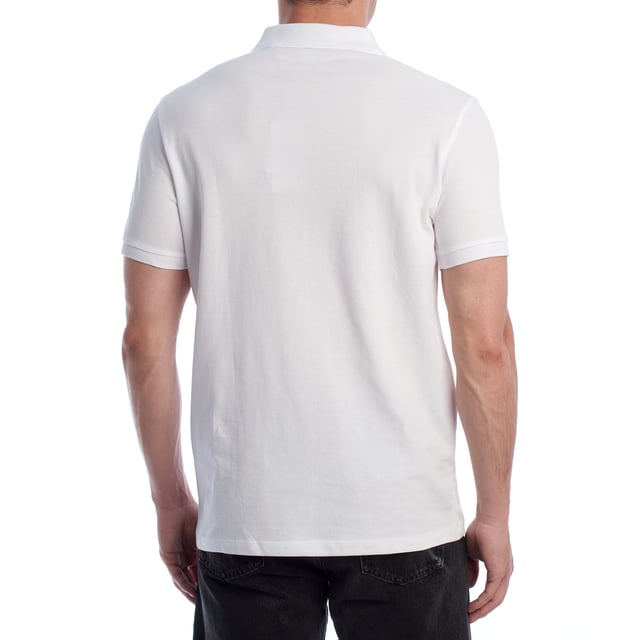 Inspirado en la herencia deportiva de la marca, este polo U.S. Polo Assn. ofrece una combinación perfecta de tradición y modernidad. Diseñado para el hombre que valora la autenticidad, su corte impecable y sus detalles bordados lo convierten en una prenda esencial del armario contemporáneo.

Detalles:
- Cuello clásico tipo polo con tapeta de dos botones.
- Mangas cortas.
- Detalle de ribete en el interior del cuello.
- Logo U.S. Polo Assn. bordado en el pecho.
- Corte regular que garantiza comodidad y libertad de movimiento.
- Tejido de piqué transpirable de alta calidad.

En U.S. Polo Assn., cada prenda cuenta una historia de autenticidad, tradición y estilo deportivo. Este polo hombre no es solo una prenda básica: representa el legado oficial del deporte del polo y refleja nuestra pasión por la calidad, el diseño y la elegancia casual. Viste con identidad, viste con historia.
 Composición: 100% Algodón
 Cuidados:
Lavar a máquina en frío (máx. 30 °C).
No usar lejía.
Planchar a temperatura baja si es necesario.
Secar al aire, evitar secadora.