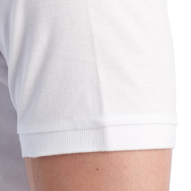 Inspirado en la herencia deportiva de la marca, este polo U.S. Polo Assn. ofrece una combinación perfecta de tradición y modernidad. Diseñado para el hombre que valora la autenticidad, su corte impecable y sus detalles bordados lo convierten en una prenda esencial del armario contemporáneo.

Detalles:
- Cuello clásico tipo polo con tapeta de dos botones.
- Mangas cortas.
- Detalle de ribete en el interior del cuello.
- Logo U.S. Polo Assn. bordado en el pecho.
- Corte regular que garantiza comodidad y libertad de movimiento.
- Tejido de piqué transpirable de alta calidad.

En U.S. Polo Assn., cada prenda cuenta una historia de autenticidad, tradición y estilo deportivo. Este polo hombre no es solo una prenda básica: representa el legado oficial del deporte del polo y refleja nuestra pasión por la calidad, el diseño y la elegancia casual. Viste con identidad, viste con historia.
 Composición: 100% Algodón
 Cuidados:
Lavar a máquina en frío (máx. 30 °C).
No usar lejía.
Planchar a temperatura baja si es necesario.
Secar al aire, evitar secadora.