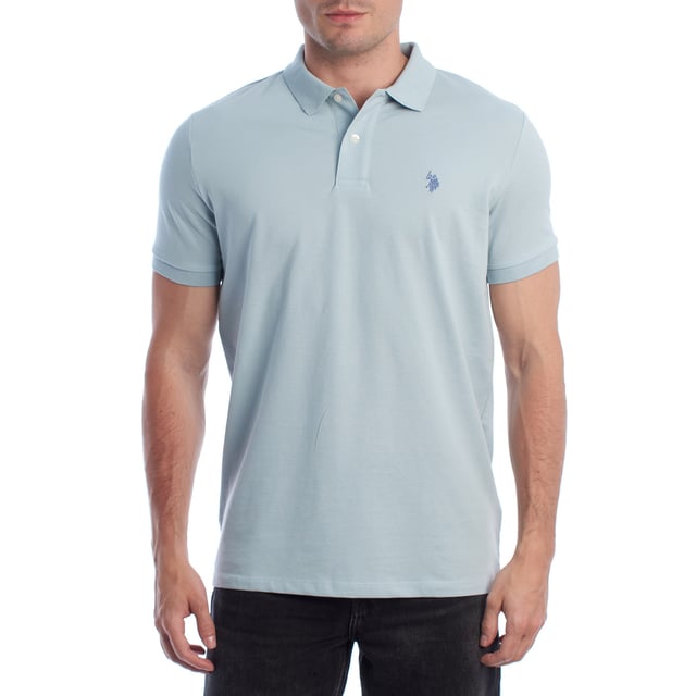 Inspirado en la herencia deportiva de la marca, este polo U.S. Polo Assn. ofrece una combinación perfecta de tradición y modernidad. Diseñado para el hombre que valora la autenticidad, su corte impecable y sus detalles bordados lo convierten en una prenda esencial del armario contemporáneo.

Detalles:
- Cuello clásico tipo polo con tapeta de dos botones.
- Mangas cortas.
- Detalle de ribete en el interior del cuello.
- Logo U.S. Polo Assn. bordado en el pecho.
- Corte regular que garantiza comodidad y libertad de movimiento.
- Tejido de piqué transpirable de alta calidad.

En U.S. Polo Assn., cada prenda cuenta una historia de autenticidad, tradición y estilo deportivo. Este polo hombre no es solo una prenda básica: representa el legado oficial del deporte del polo y refleja nuestra pasión por la calidad, el diseño y la elegancia casual. Viste con identidad, viste con historia.
 Composición: 100% Algodón
 Cuidados:
Lavar a máquina en frío (máx. 30 °C).
No usar lejía.
Planchar a temperatura baja si es necesario.
Secar al aire, evitar secadora.
