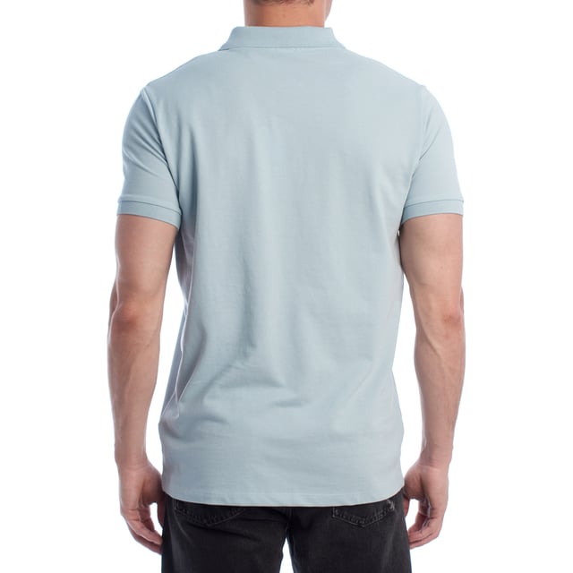 Inspirado en la herencia deportiva de la marca, este polo U.S. Polo Assn. ofrece una combinación perfecta de tradición y modernidad. Diseñado para el hombre que valora la autenticidad, su corte impecable y sus detalles bordados lo convierten en una prenda esencial del armario contemporáneo.

Detalles:
- Cuello clásico tipo polo con tapeta de dos botones.
- Mangas cortas.
- Detalle de ribete en el interior del cuello.
- Logo U.S. Polo Assn. bordado en el pecho.
- Corte regular que garantiza comodidad y libertad de movimiento.
- Tejido de piqué transpirable de alta calidad.

En U.S. Polo Assn., cada prenda cuenta una historia de autenticidad, tradición y estilo deportivo. Este polo hombre no es solo una prenda básica: representa el legado oficial del deporte del polo y refleja nuestra pasión por la calidad, el diseño y la elegancia casual. Viste con identidad, viste con historia.
 Composición: 100% Algodón
 Cuidados:
Lavar a máquina en frío (máx. 30 °C).
No usar lejía.
Planchar a temperatura baja si es necesario.
Secar al aire, evitar secadora.
