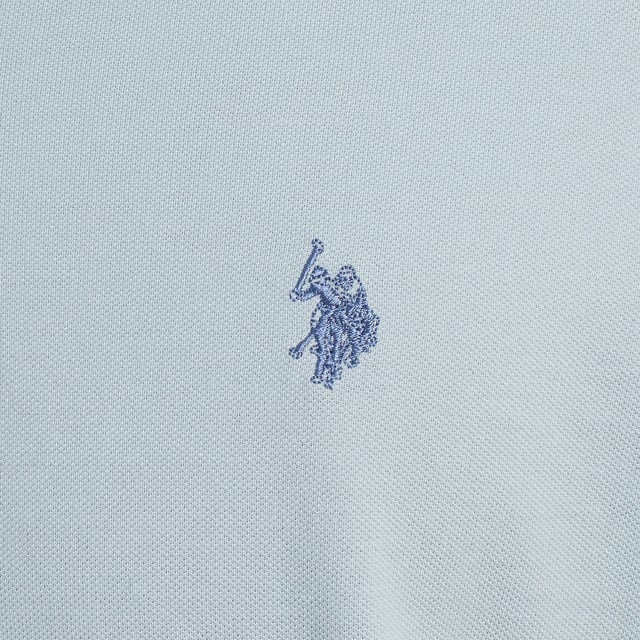 Inspirado en la herencia deportiva de la marca, este polo U.S. Polo Assn. ofrece una combinación perfecta de tradición y modernidad. Diseñado para el hombre que valora la autenticidad, su corte impecable y sus detalles bordados lo convierten en una prenda esencial del armario contemporáneo.

Detalles:
- Cuello clásico tipo polo con tapeta de dos botones.
- Mangas cortas.
- Detalle de ribete en el interior del cuello.
- Logo U.S. Polo Assn. bordado en el pecho.
- Corte regular que garantiza comodidad y libertad de movimiento.
- Tejido de piqué transpirable de alta calidad.

En U.S. Polo Assn., cada prenda cuenta una historia de autenticidad, tradición y estilo deportivo. Este polo hombre no es solo una prenda básica: representa el legado oficial del deporte del polo y refleja nuestra pasión por la calidad, el diseño y la elegancia casual. Viste con identidad, viste con historia.
 Composición: 100% Algodón
 Cuidados:
Lavar a máquina en frío (máx. 30 °C).
No usar lejía.
Planchar a temperatura baja si es necesario.
Secar al aire, evitar secadora.