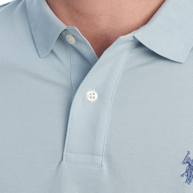 Inspirado en la herencia deportiva de la marca, este polo U.S. Polo Assn. ofrece una combinación perfecta de tradición y modernidad. Diseñado para el hombre que valora la autenticidad, su corte impecable y sus detalles bordados lo convierten en una prenda esencial del armario contemporáneo.

Detalles:
- Cuello clásico tipo polo con tapeta de dos botones.
- Mangas cortas.
- Detalle de ribete en el interior del cuello.
- Logo U.S. Polo Assn. bordado en el pecho.
- Corte regular que garantiza comodidad y libertad de movimiento.
- Tejido de piqué transpirable de alta calidad.

En U.S. Polo Assn., cada prenda cuenta una historia de autenticidad, tradición y estilo deportivo. Este polo hombre no es solo una prenda básica: representa el legado oficial del deporte del polo y refleja nuestra pasión por la calidad, el diseño y la elegancia casual. Viste con identidad, viste con historia.
 Composición: 100% Algodón
 Cuidados:
Lavar a máquina en frío (máx. 30 °C).
No usar lejía.
Planchar a temperatura baja si es necesario.
Secar al aire, evitar secadora.