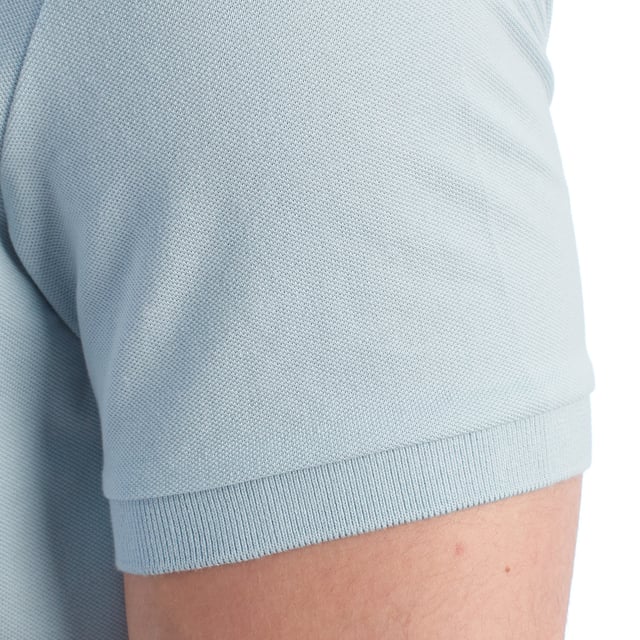 Inspirado en la herencia deportiva de la marca, este polo U.S. Polo Assn. ofrece una combinación perfecta de tradición y modernidad. Diseñado para el hombre que valora la autenticidad, su corte impecable y sus detalles bordados lo convierten en una prenda esencial del armario contemporáneo.

Detalles:
- Cuello clásico tipo polo con tapeta de dos botones.
- Mangas cortas.
- Detalle de ribete en el interior del cuello.
- Logo U.S. Polo Assn. bordado en el pecho.
- Corte regular que garantiza comodidad y libertad de movimiento.
- Tejido de piqué transpirable de alta calidad.

En U.S. Polo Assn., cada prenda cuenta una historia de autenticidad, tradición y estilo deportivo. Este polo hombre no es solo una prenda básica: representa el legado oficial del deporte del polo y refleja nuestra pasión por la calidad, el diseño y la elegancia casual. Viste con identidad, viste con historia.
 Composición: 100% Algodón
 Cuidados:
Lavar a máquina en frío (máx. 30 °C).
No usar lejía.
Planchar a temperatura baja si es necesario.
Secar al aire, evitar secadora.