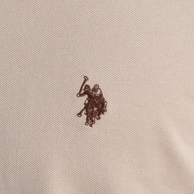 Inspired by the brand's sporting heritage, this US Polo Assn. polo offers a perfect blend of tradition and modernity. Designed for the man who values authenticity, its impeccable cut and embroidered details make it a contemporary wardrobe staple.

 Details:
 - Classic polo-style collar with two-button placket.
 - Short sleeves.
 - Piping detail on the inside of the neck.
 - US Polo Assn. logo embroidered on the chest.
 - Regular cut that guarantees comfort and freedom of movement.
 - High quality breathable piqué fabric.

 At US Polo Assn., every garment tells a story of authenticity, tradition, and sporty style. This men's polo shirt isn't just a staple: it represents the official heritage of the sport of polo and reflects our passion for quality, design, and casual elegance. Dress with identity, dress with history.
 Composition: 100% Cotton
 Care:
Machine wash cold (max. 30°C).
 Do not use bleach.
 Iron at low temperature if necessary.
 Air dry, avoid dryer.