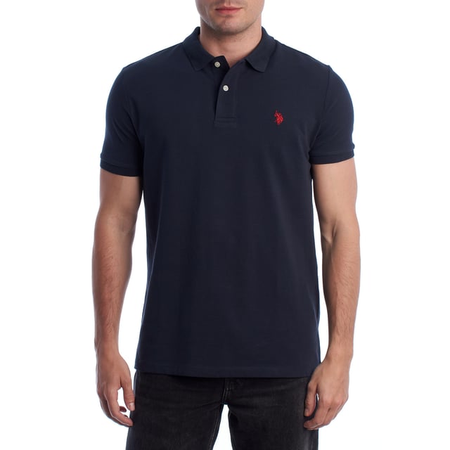 Inspirado en la herencia deportiva de la marca, este polo U.S. Polo Assn. ofrece una combinación perfecta de tradición y modernidad. Diseñado para el hombre que valora la autenticidad, su corte impecable y sus detalles bordados lo convierten en una prenda esencial del armario contemporáneo.

Detalles:
- Cuello clásico tipo polo con tapeta de dos botones.
- Mangas cortas.
- Detalle de ribete en el interior del cuello.
- Logo U.S. Polo Assn. bordado en el pecho.
- Corte regular que garantiza comodidad y libertad de movimiento.
- Tejido de piqué transpirable de alta calidad.

En U.S. Polo Assn., cada prenda cuenta una historia de autenticidad, tradición y estilo deportivo. Este polo hombre no es solo una prenda básica: representa el legado oficial del deporte del polo y refleja nuestra pasión por la calidad, el diseño y la elegancia casual. Viste con identidad, viste con historia.
 Composición: 100% Algodón
 Cuidados:
Lavar a máquina en frío (máx. 30 °C).
No usar lejía.
Planchar a temperatura baja si es necesario.
Secar al aire, evitar secadora.