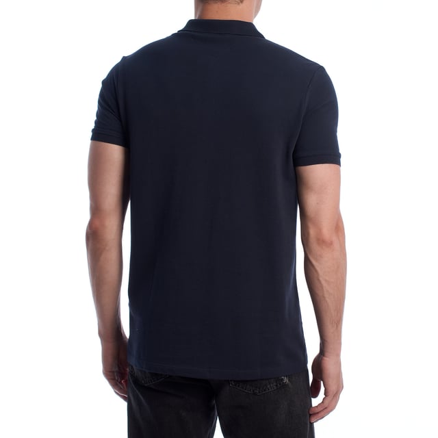 Inspirado en la herencia deportiva de la marca, este polo U.S. Polo Assn. ofrece una combinación perfecta de tradición y modernidad. Diseñado para el hombre que valora la autenticidad, su corte impecable y sus detalles bordados lo convierten en una prenda esencial del armario contemporáneo.

Detalles:
- Cuello clásico tipo polo con tapeta de dos botones.
- Mangas cortas.
- Detalle de ribete en el interior del cuello.
- Logo U.S. Polo Assn. bordado en el pecho.
- Corte regular que garantiza comodidad y libertad de movimiento.
- Tejido de piqué transpirable de alta calidad.

En U.S. Polo Assn., cada prenda cuenta una historia de autenticidad, tradición y estilo deportivo. Este polo hombre no es solo una prenda básica: representa el legado oficial del deporte del polo y refleja nuestra pasión por la calidad, el diseño y la elegancia casual. Viste con identidad, viste con historia.
 Composición: 100% Algodón
 Cuidados:
Lavar a máquina en frío (máx. 30 °C).
No usar lejía.
Planchar a temperatura baja si es necesario.
Secar al aire, evitar secadora.